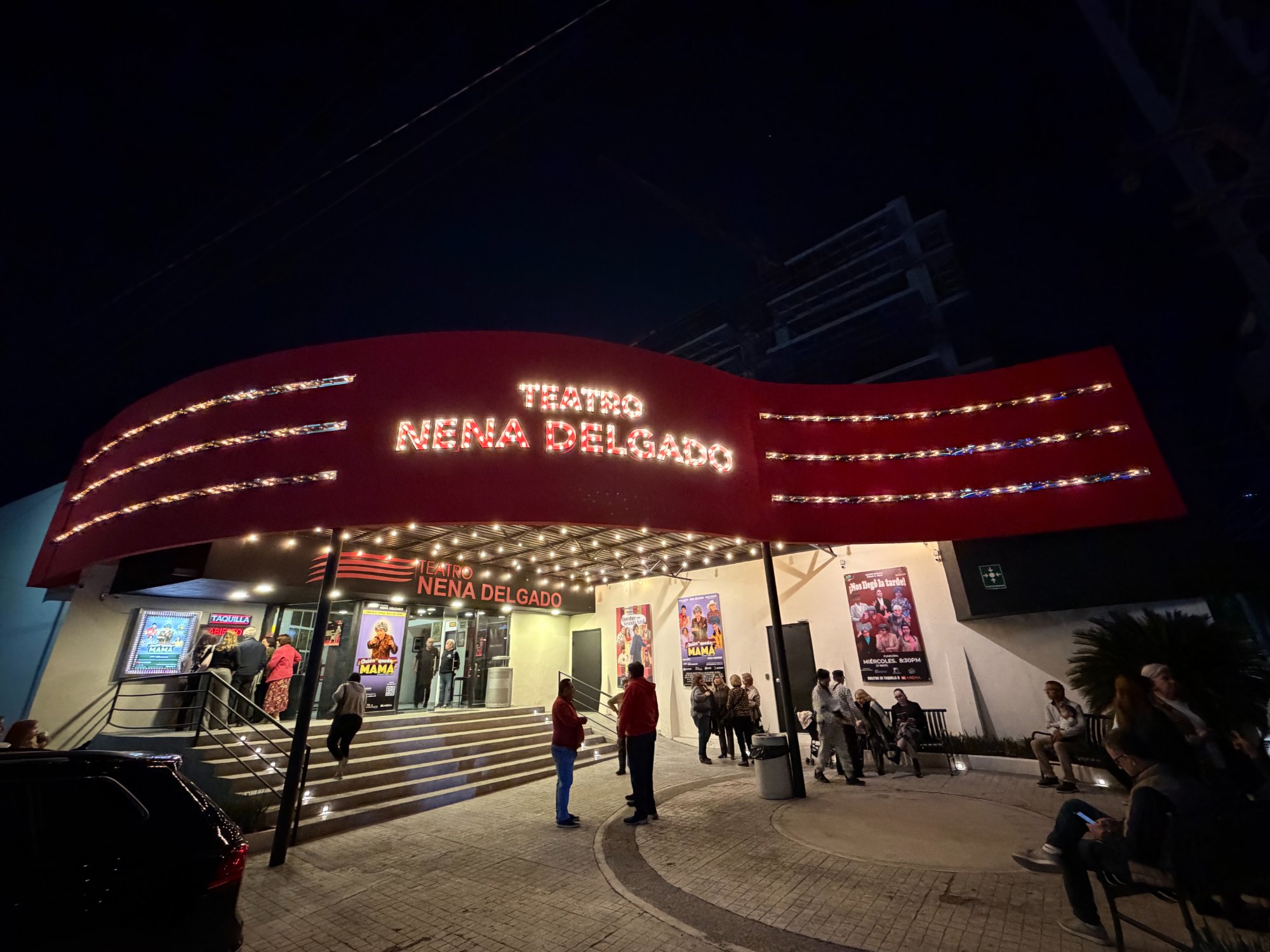 Fachada Teatro Nena Delgado de noche