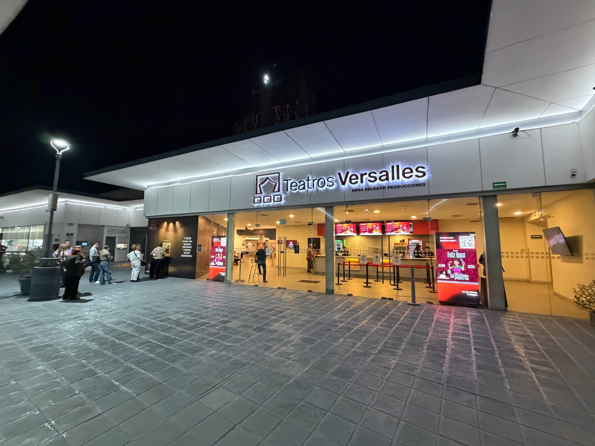 Entrada Teatros Versalles de noche